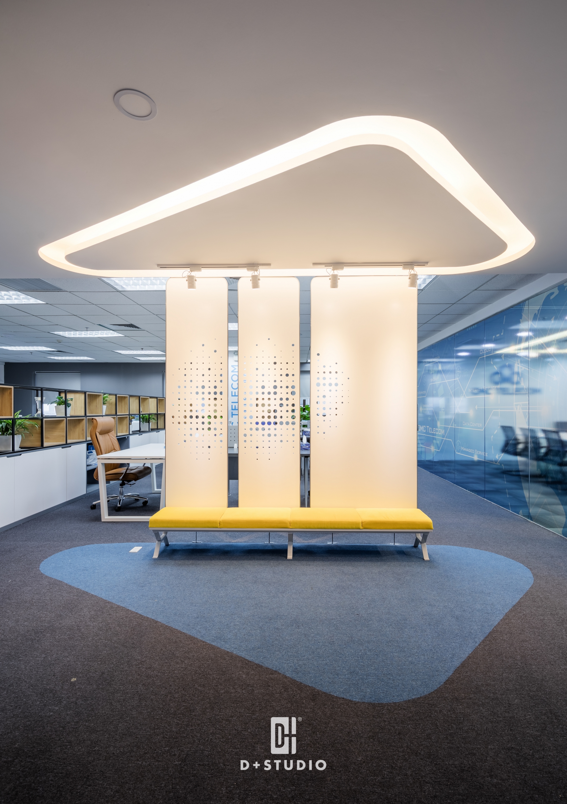Sự tương phản của diện trần sơn trắng và thảm trải sàn đen, màu nhấn vàng và xanh tạo ra nét phá cách, thú vị cho không gian văn phòng