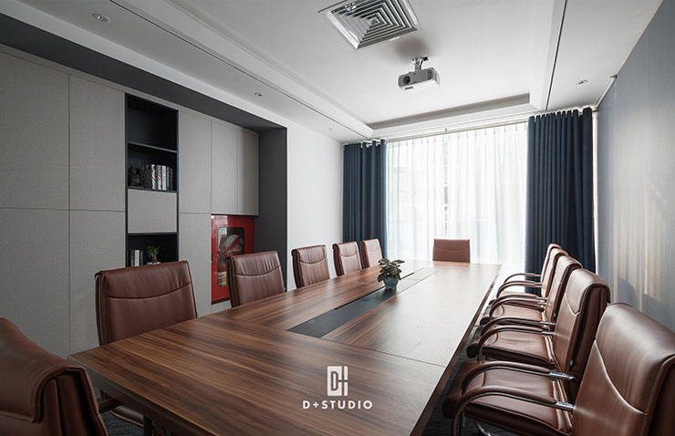 Phòng họp được thiết kế thêm hệ thống máy chiếu giúp cuộc họp diễn ra thuận lợi hơn