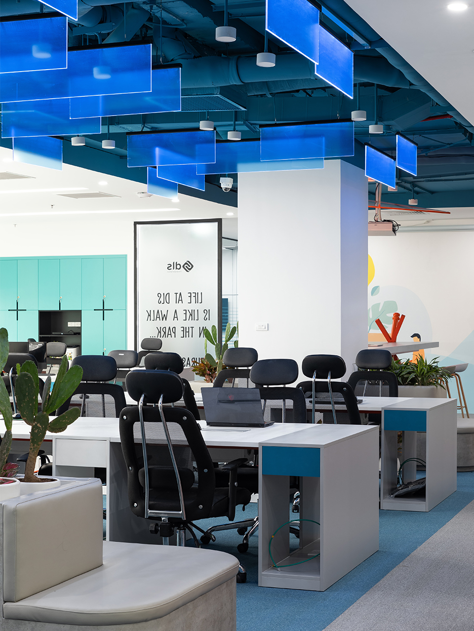Khu vực làm việc của các nhân viên tại văn phòng công ty DLS với sự kết hợp tông màu xanh trắng tạo cảm giác mới mẻ, công nghệ