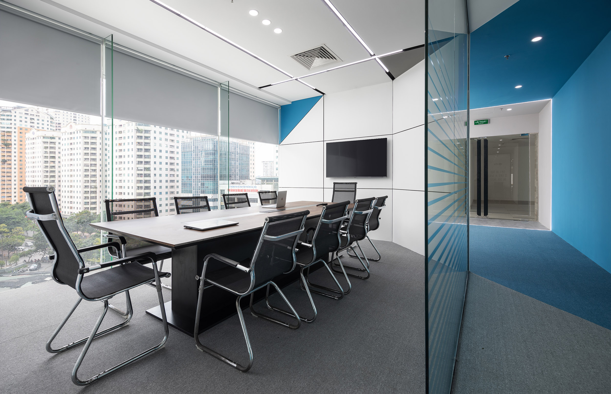 Khu vực phòng họp với vách ngăn kính vừa đảm bảo tính riêng tư bảo mật, vừa đảm bảo thẩm mỹ và tính mở của không gian tại văn phòng công ty DLS
