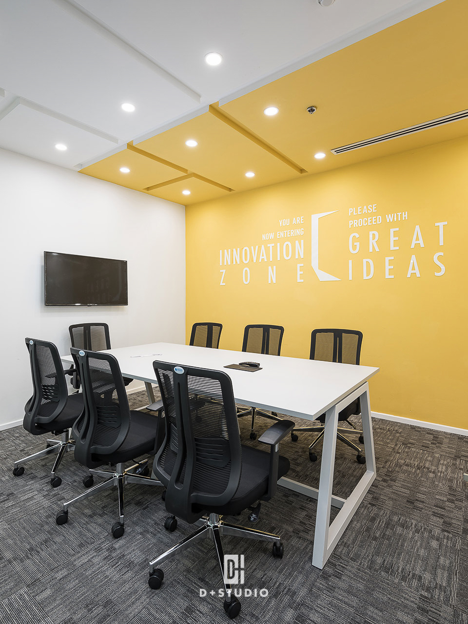 Phòng họp của Cinnamon sơn tường màu vàng như tiếp thêm nguồn năng lượng, kích thích sự sáng tạo của nhân viên trong mỗi cuộc họp