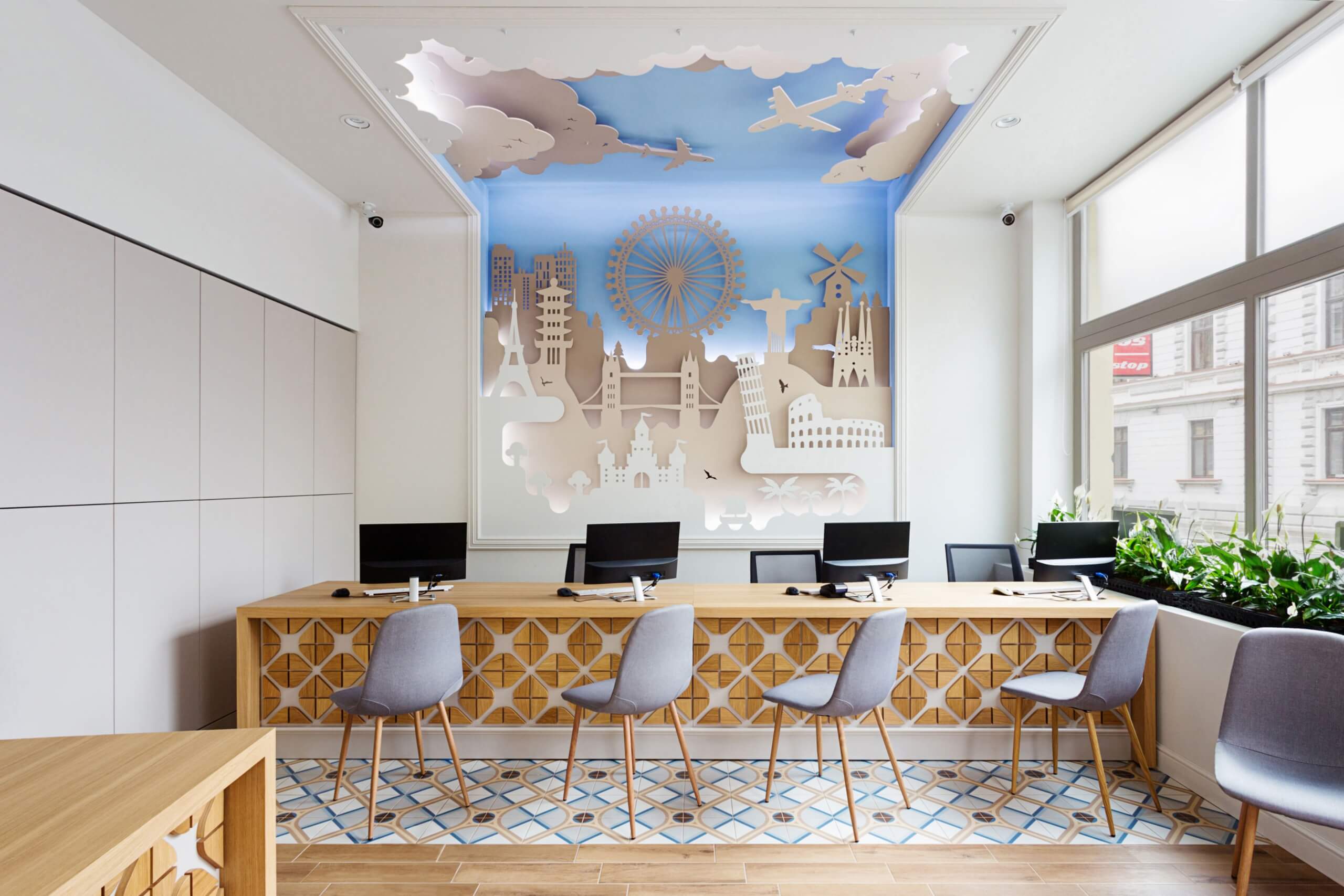Mẫu thiết kế văn phòng du lịch đẹp với bức tường và trần nhà mô phỏng bầu trời và những biểu tượng du lịch nổi tiếng