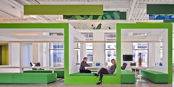 Không gian làm việc chia thành các ô nối tiếp nhau trong sắc xanh của văn phòng