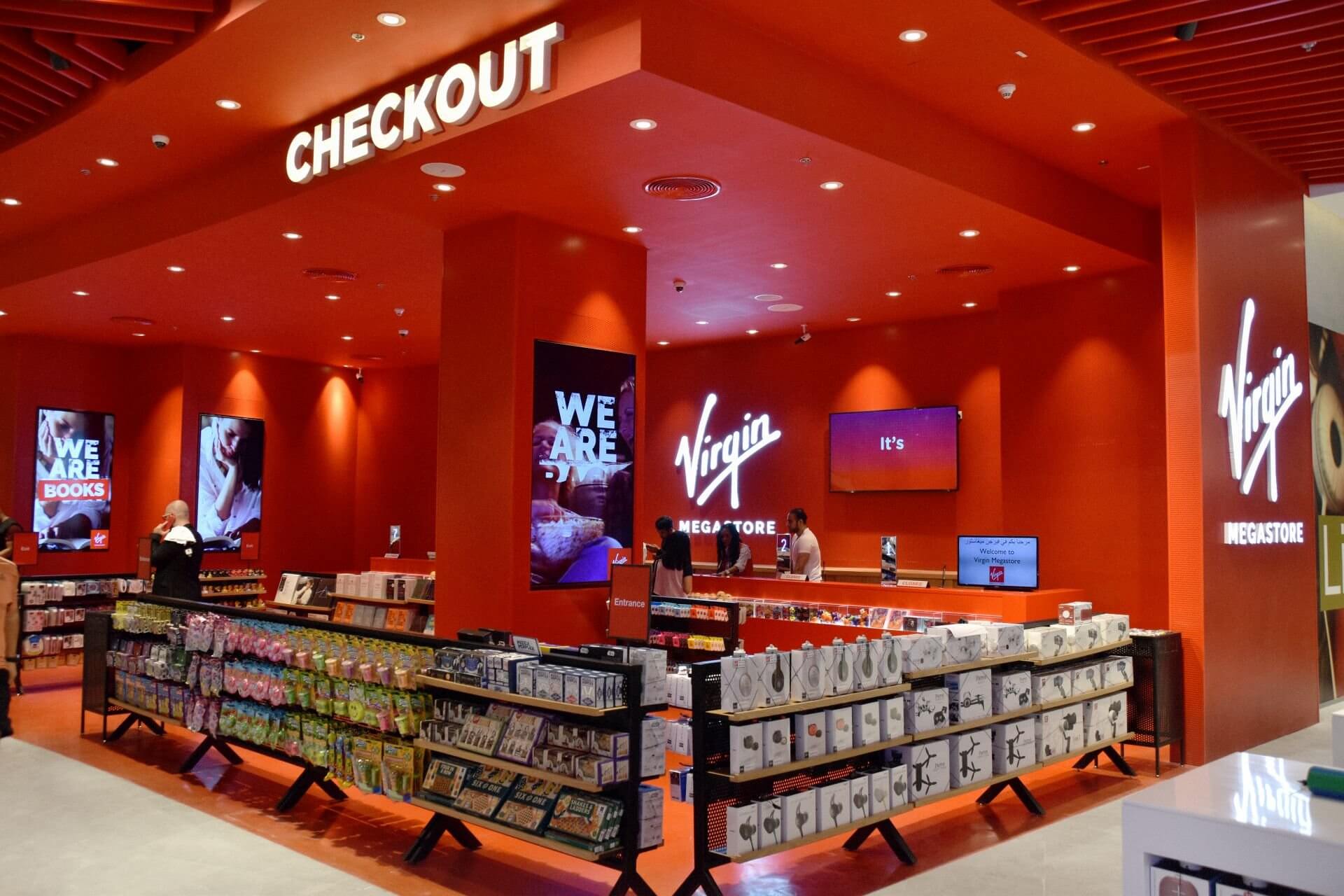 Các khu vực trưng bày sản phẩm âm nhạc như đĩa CD, DVD mang đến thiết kế cá tính, độc đáo thu hút khách hàng có thể vừa mua hàng vừa check in