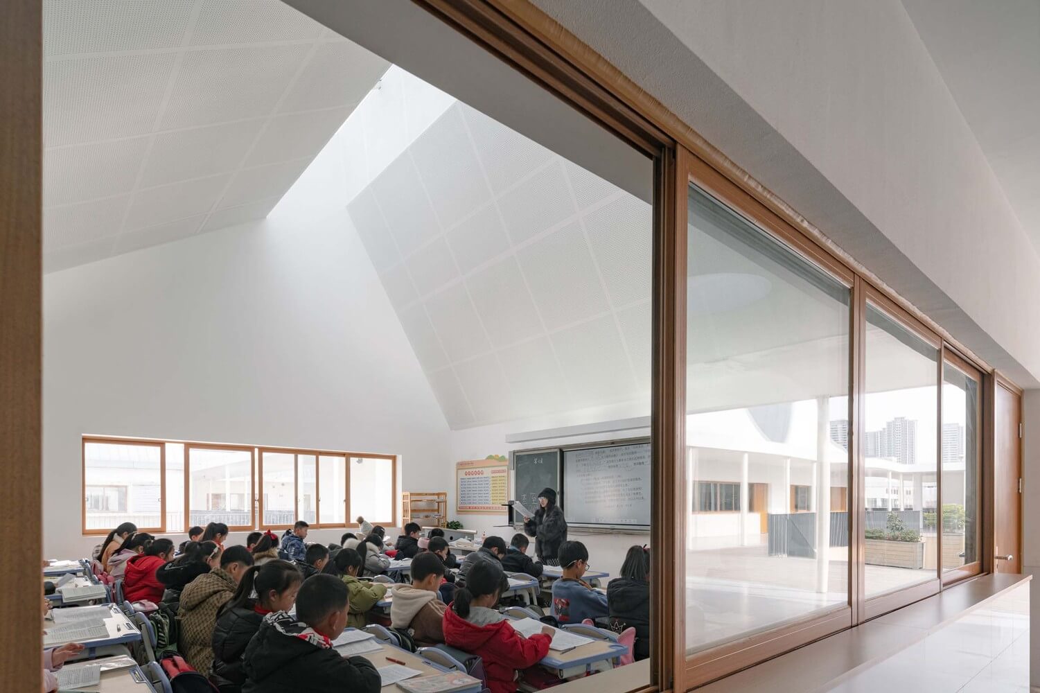 Một lớp học tập bên trên ngôi trường tè học tập Qingyijiang, Trung Quốc theo đuổi phong thái tối giản