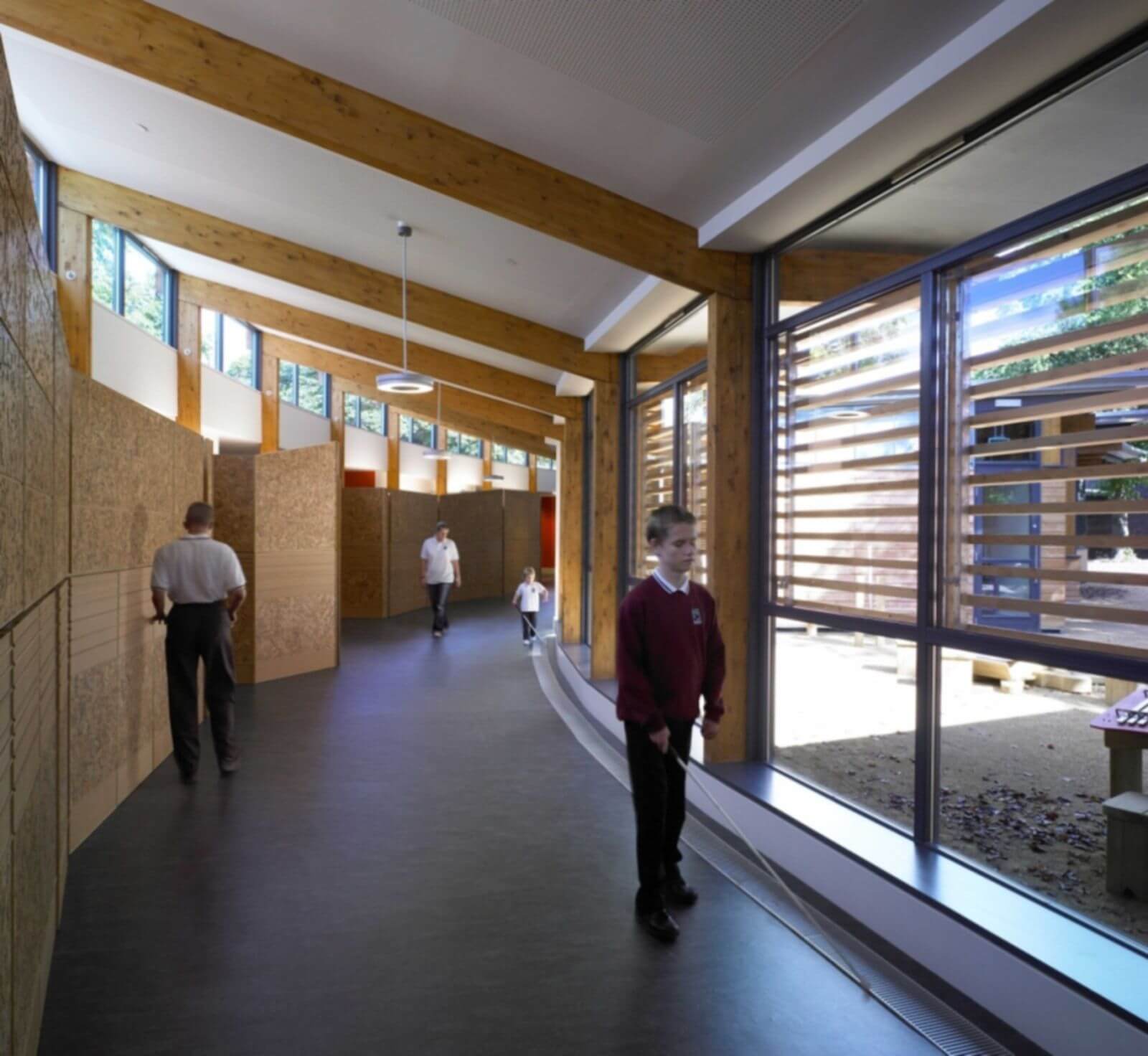Các bức tường gỗ ngoằn ngoèo, đường viền và kết cấu của sàn, bao gồm cả việc bố trí các tấm lưới HVAC để hỗ trợ thêm cho việc di chuyển